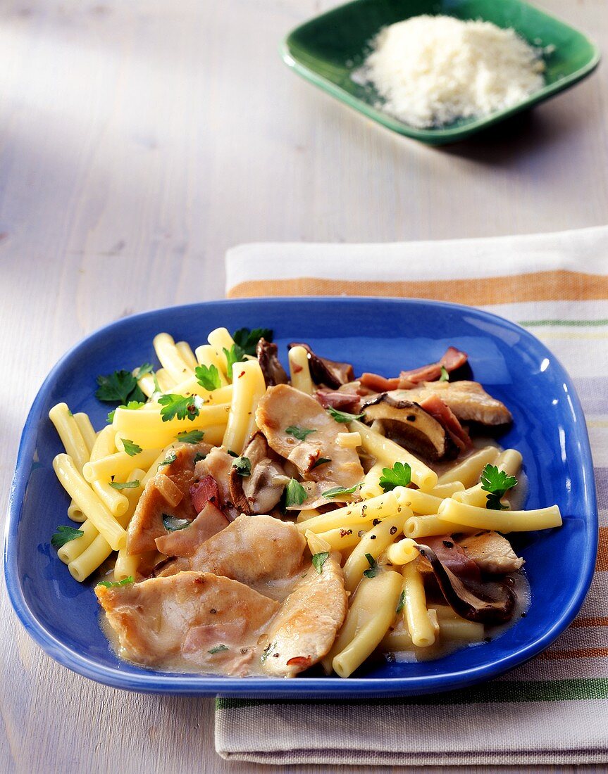 Gebratene Putenbrust mit Makkaroni und Steinpilzen