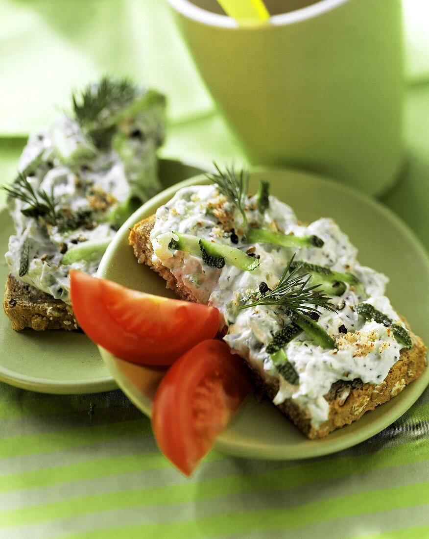 Zucchini-Nuss-Aufstrich auf Vollkornbrot