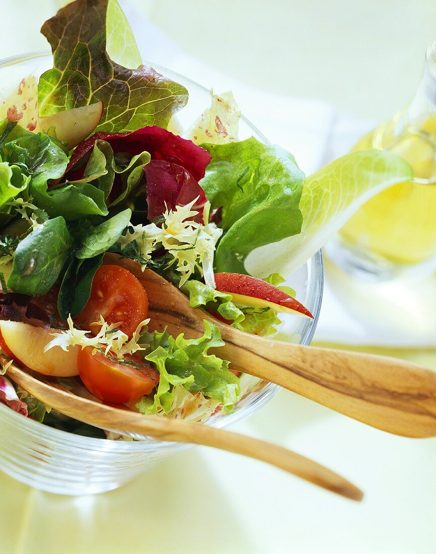 Summer salad with salad leaves, cherry tomatoes & nectarines