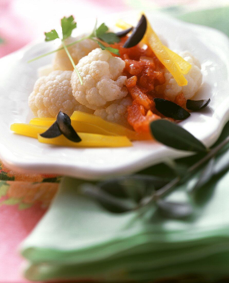 Blumenkohl mit Tomatensauce und gelber Paprika