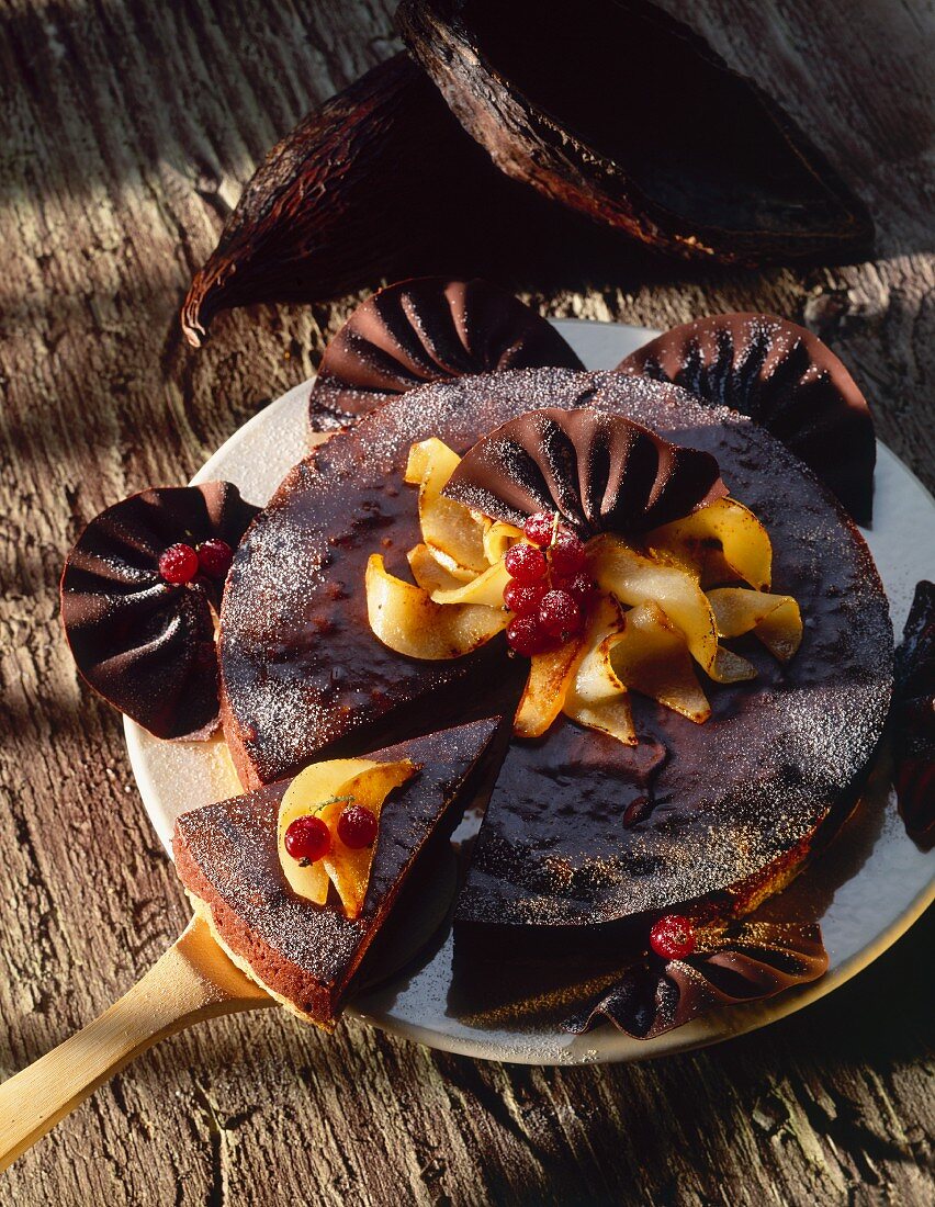 Schokoladenkuchen mit Birnenspalten als Deko