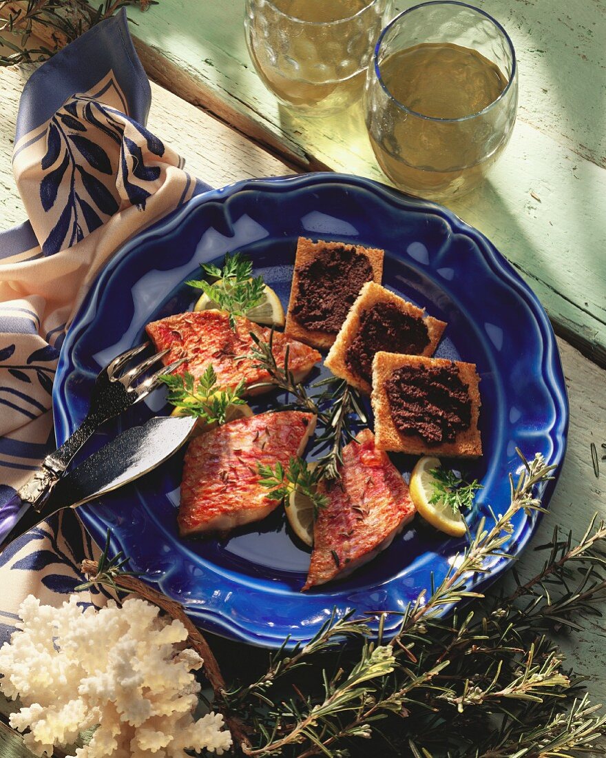 Gebratene Rotbarbenfilets und Toastecken mit Tapenade