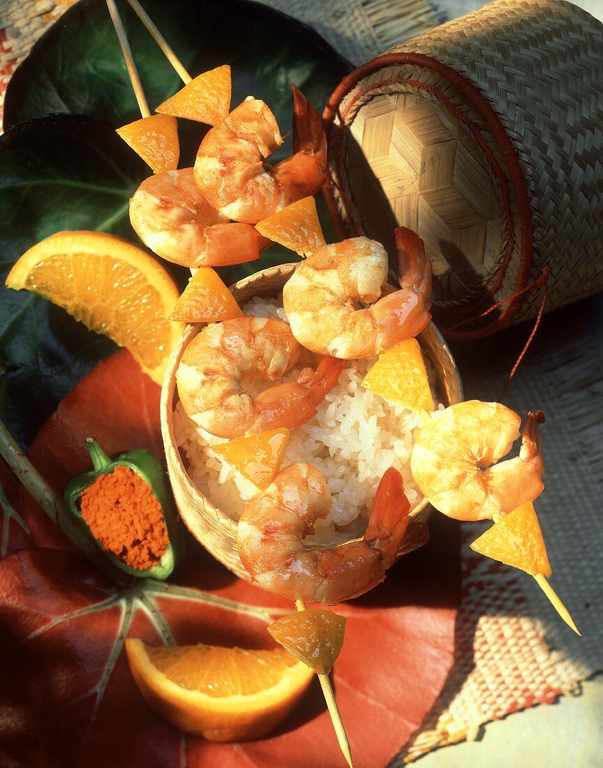 Garnelenspiesse mit Orangenstückchen