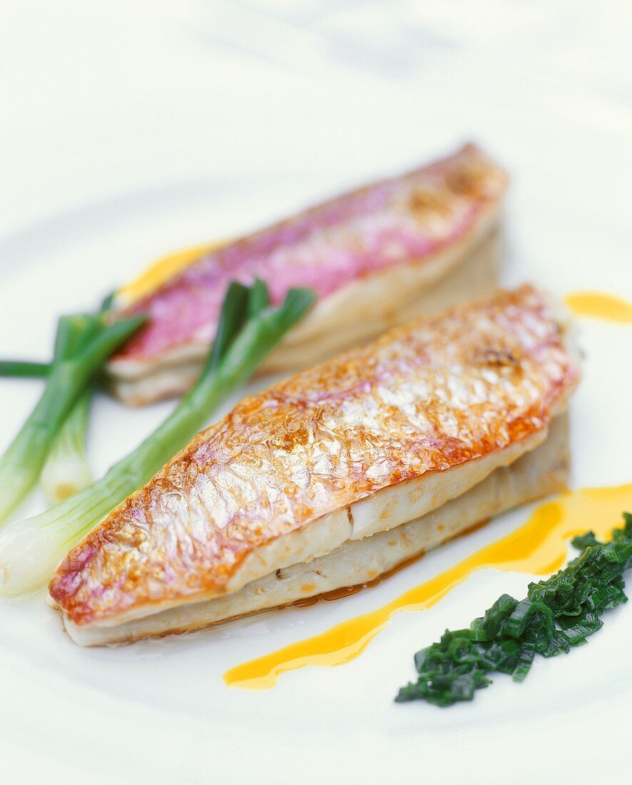 Red mullet fillets with spring onions 