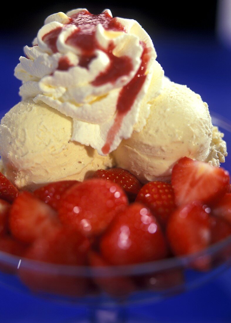 Strawberry sundae (vanilla ice cream, strawberries, cream)