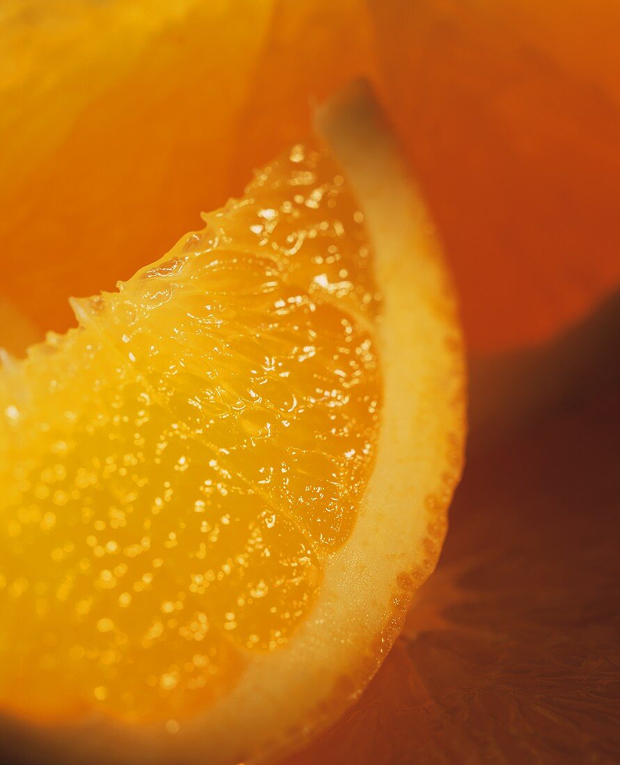 Orangenscheibe vor geschälter Orange