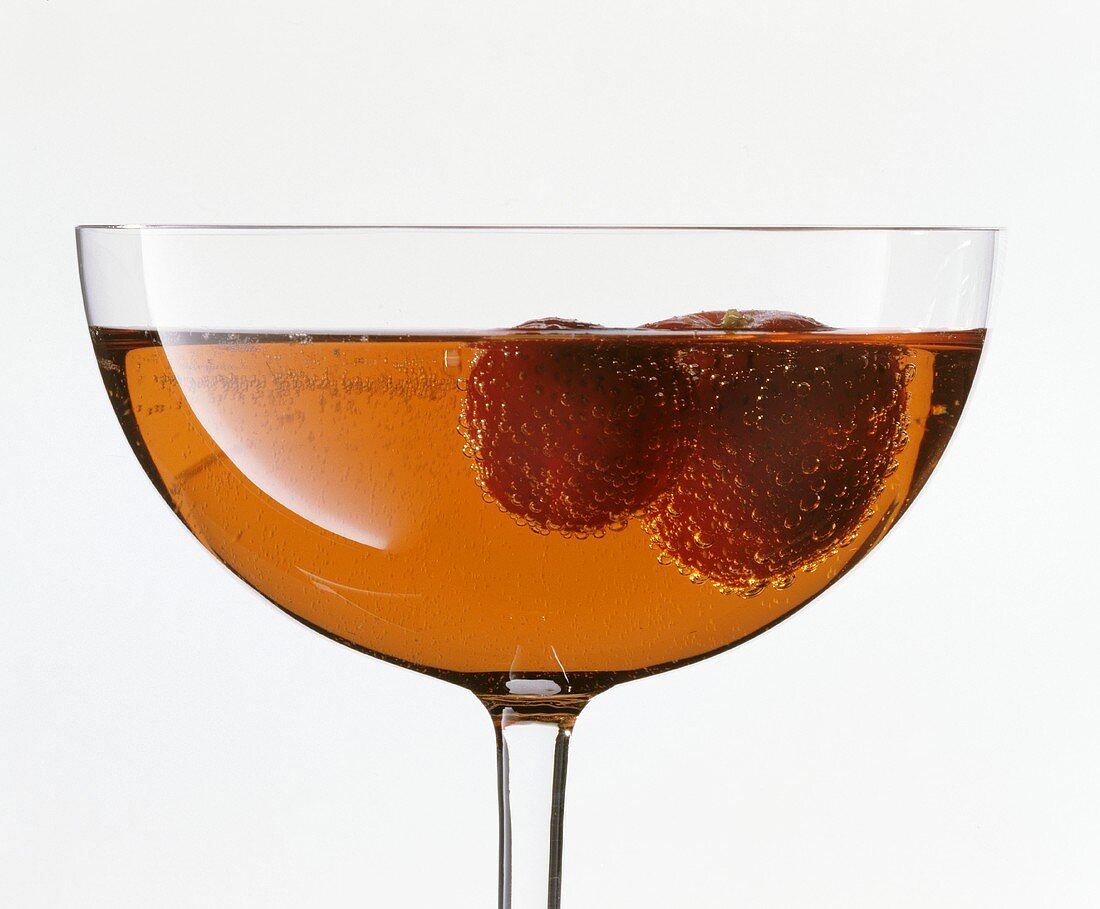 Erdbeerbowle in einer Cocktailschale