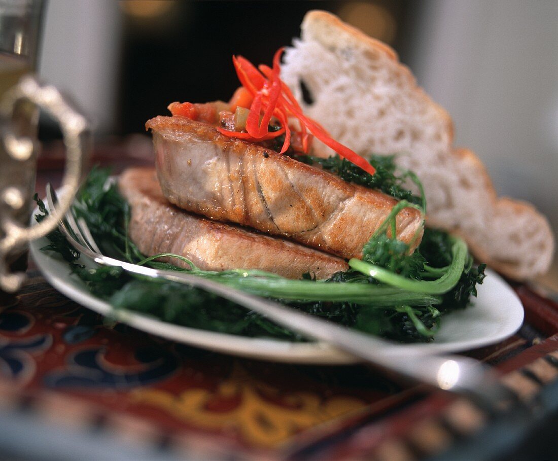 Tuna with pepper sauce and parsley (Yemen)