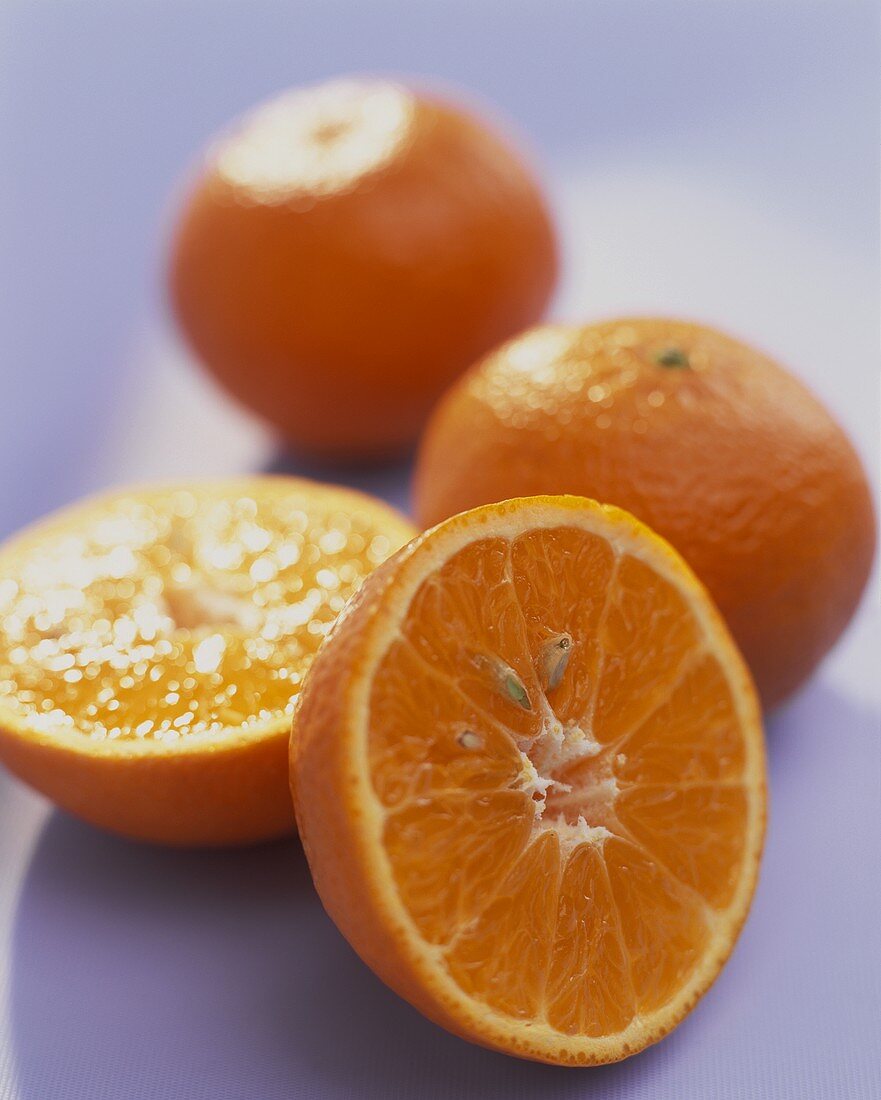 Orangenhälften und ganze Orangen