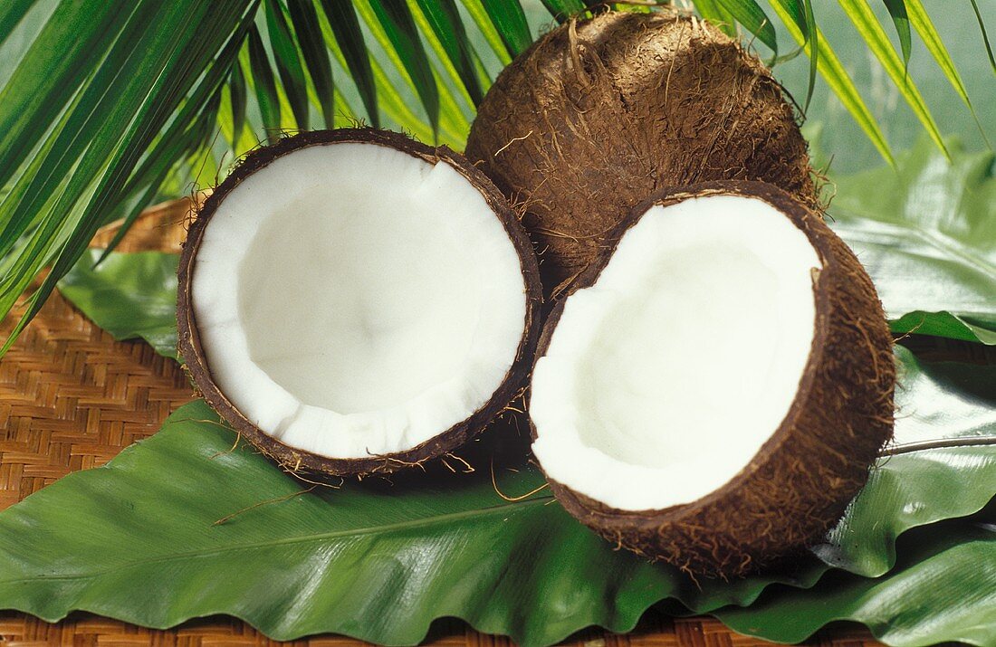 Kokosnusshälften und ganze Kokosnuss