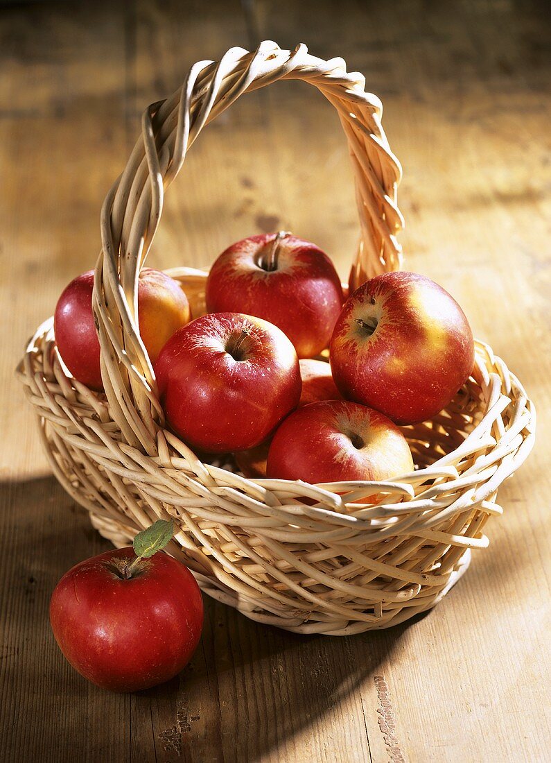 Ein kleiner Korb mit roten Äpfeln