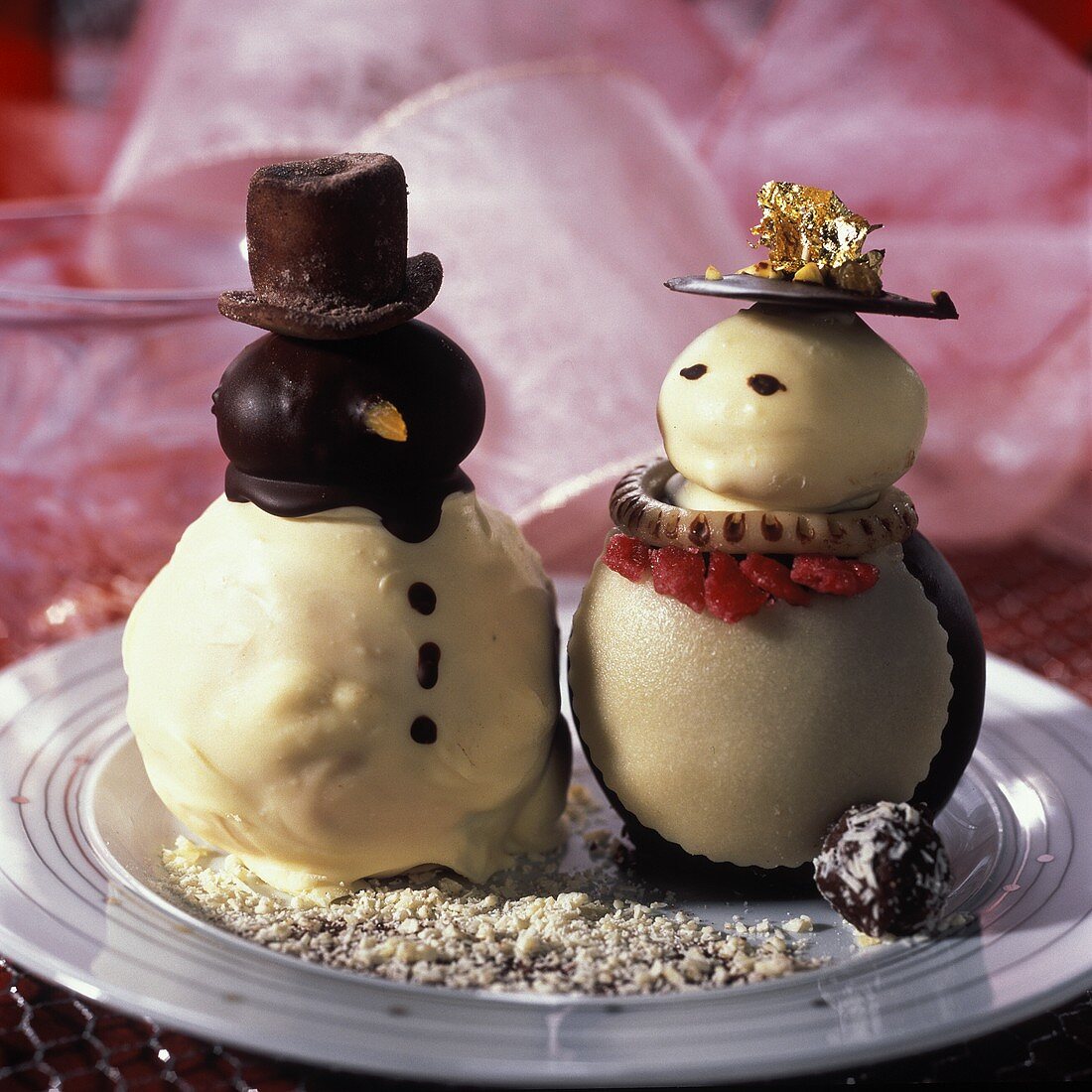 Schneemänner aus weisser und dunkler Schokolade als Dessert