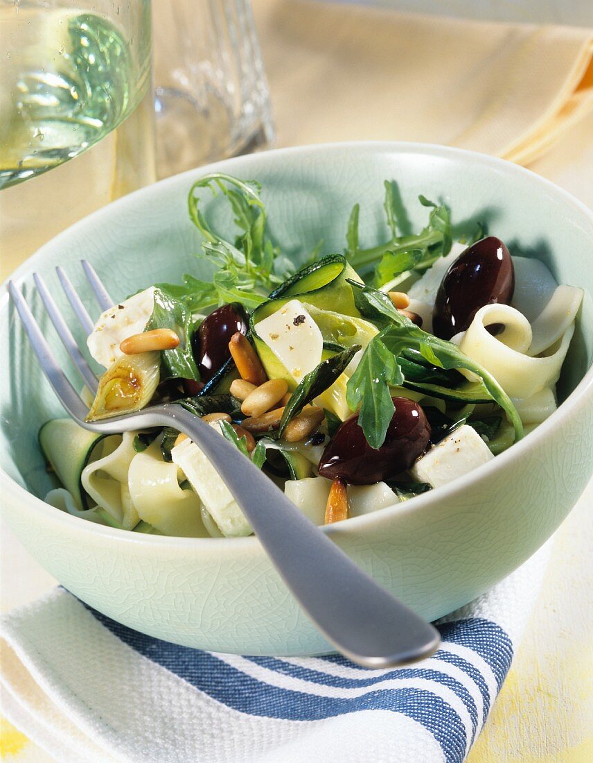 Pappardelle mit Schafskäse, Oliven, Zuccchini und Rucola