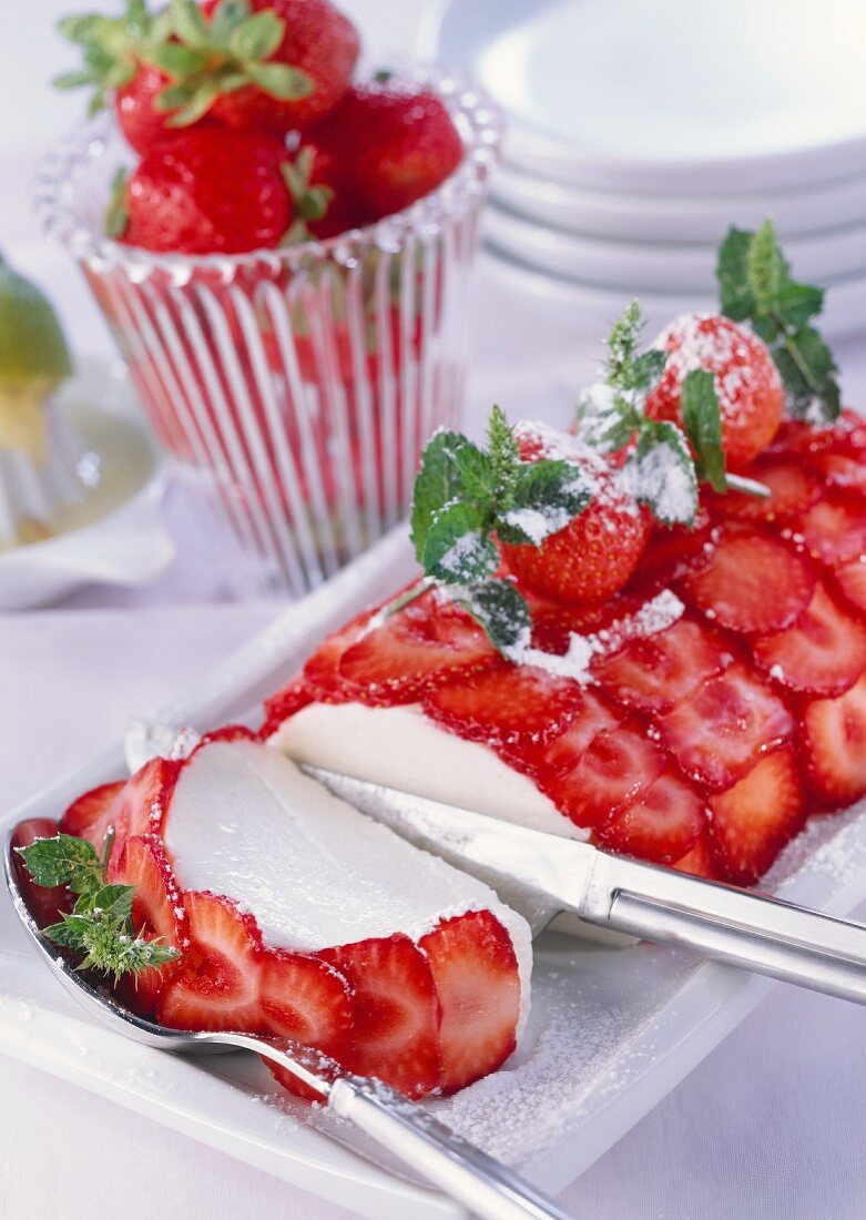 Yoghurt terrine with strawberries