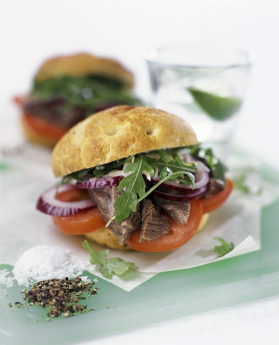 Sandwich with beef, rocket, tomatoes and onion