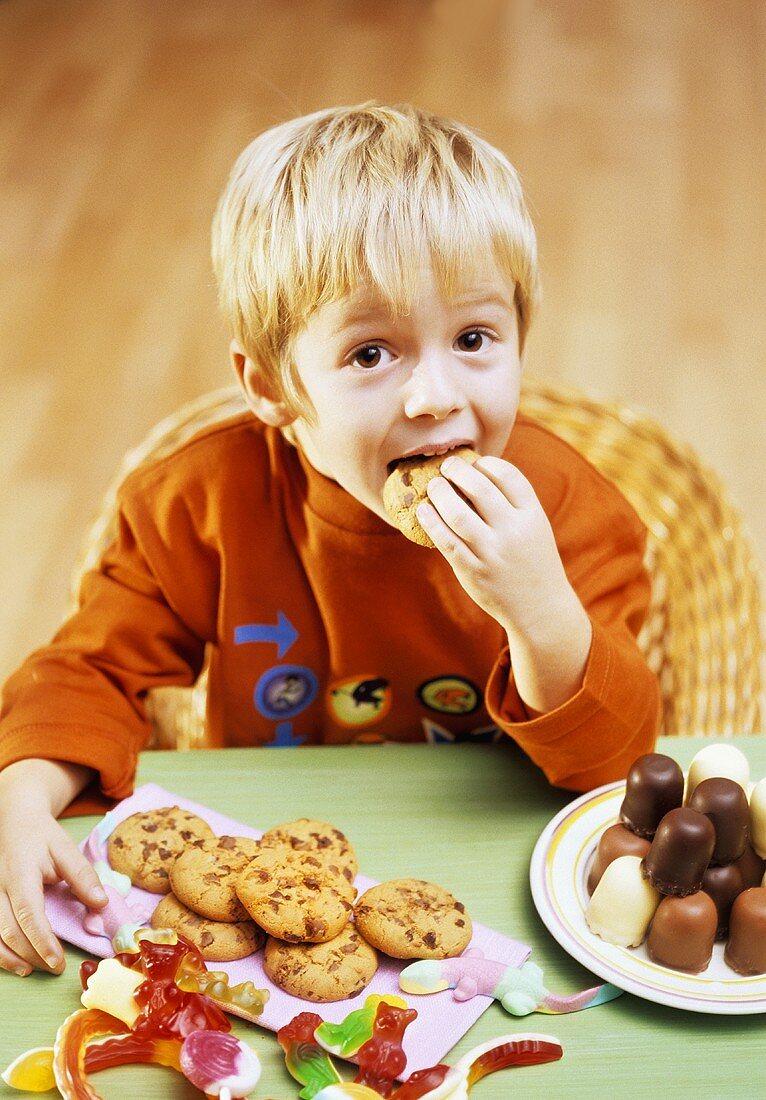 Kleiner Junge isst Schokoplätzchen