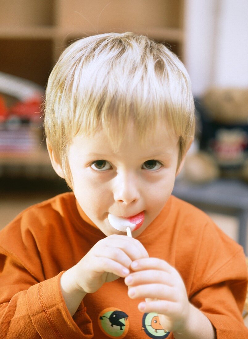 Kleiner Junge lutscht Lolli