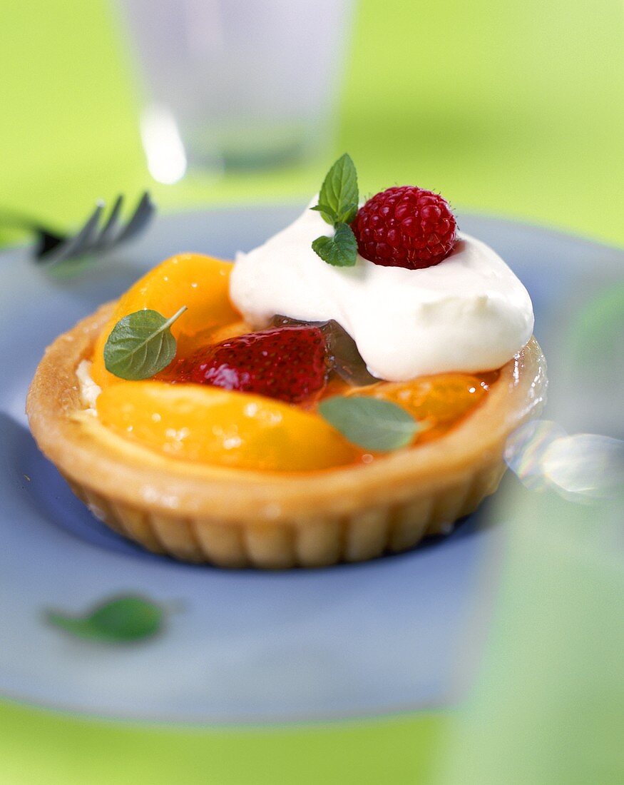 Peach tartlet with berries and cream