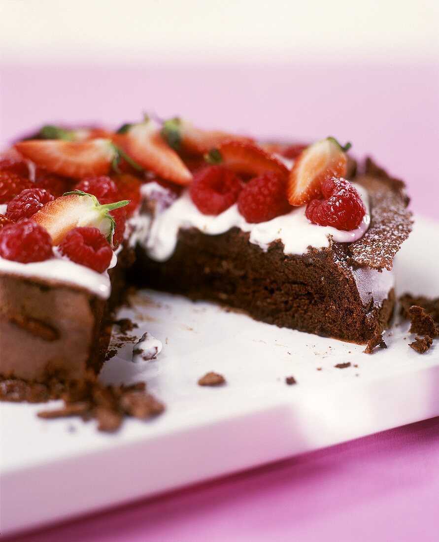 Schokoladenkuchen mit Himbeeren und Erdbeeren