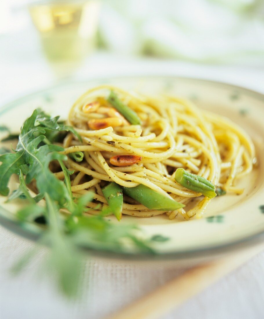 Spaghetti with rocket pesto and green beans