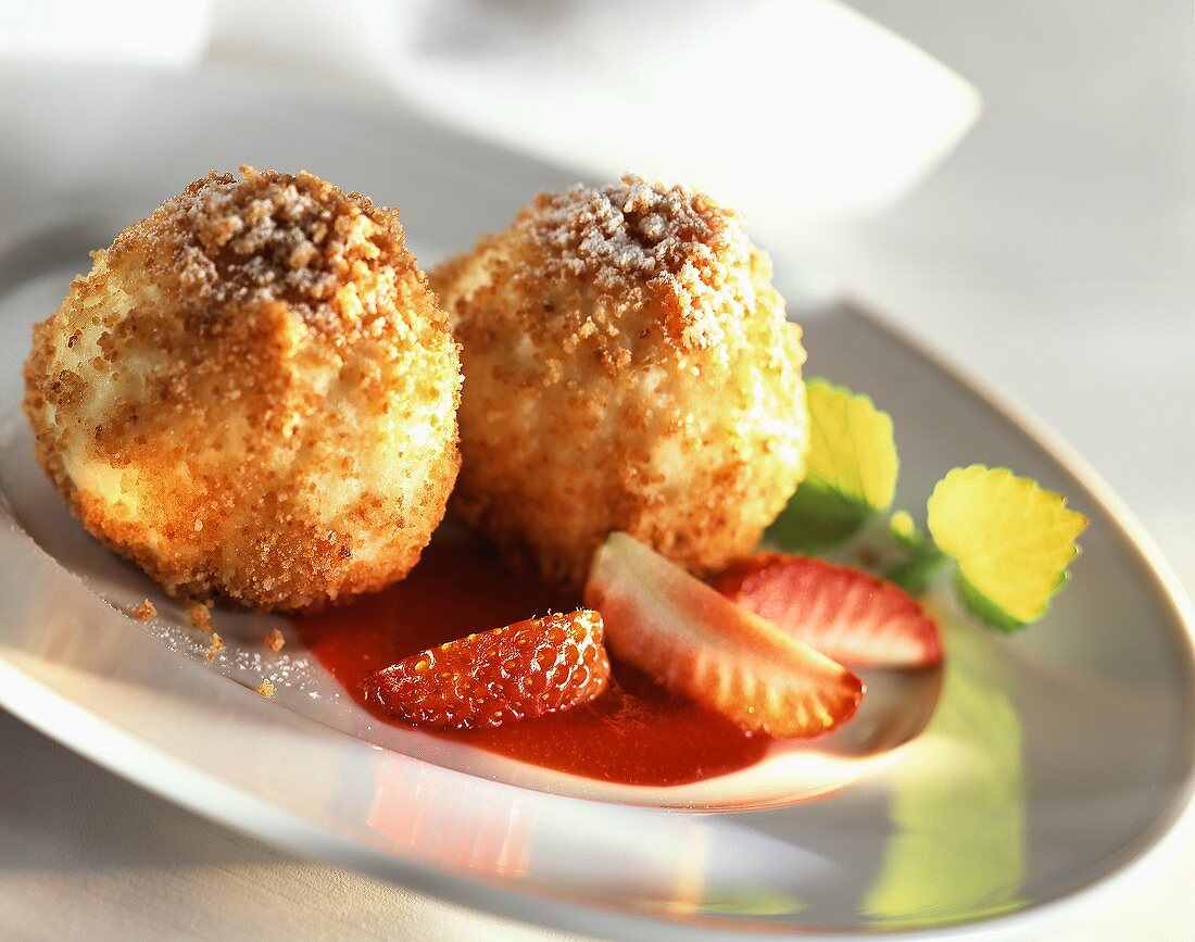 Knödel mit Erdbeersauce