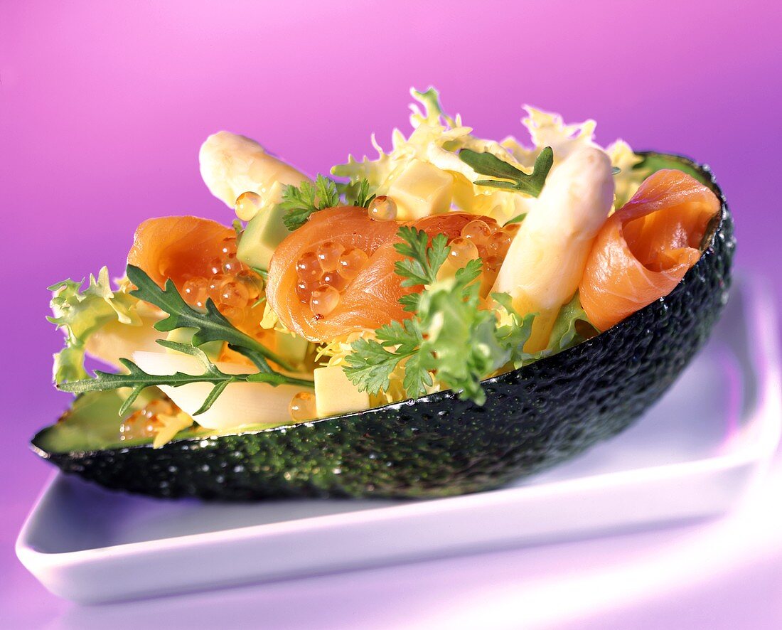 Avocadosalat mit Spargel, Lachs und Kaviar