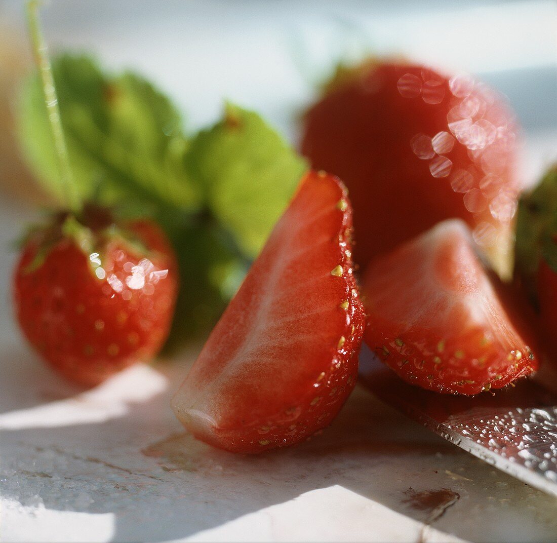 Frische Erdbeeren, ganz und geschnitten