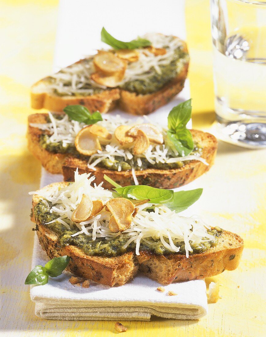 Crostini with pesto, cheese and garlic