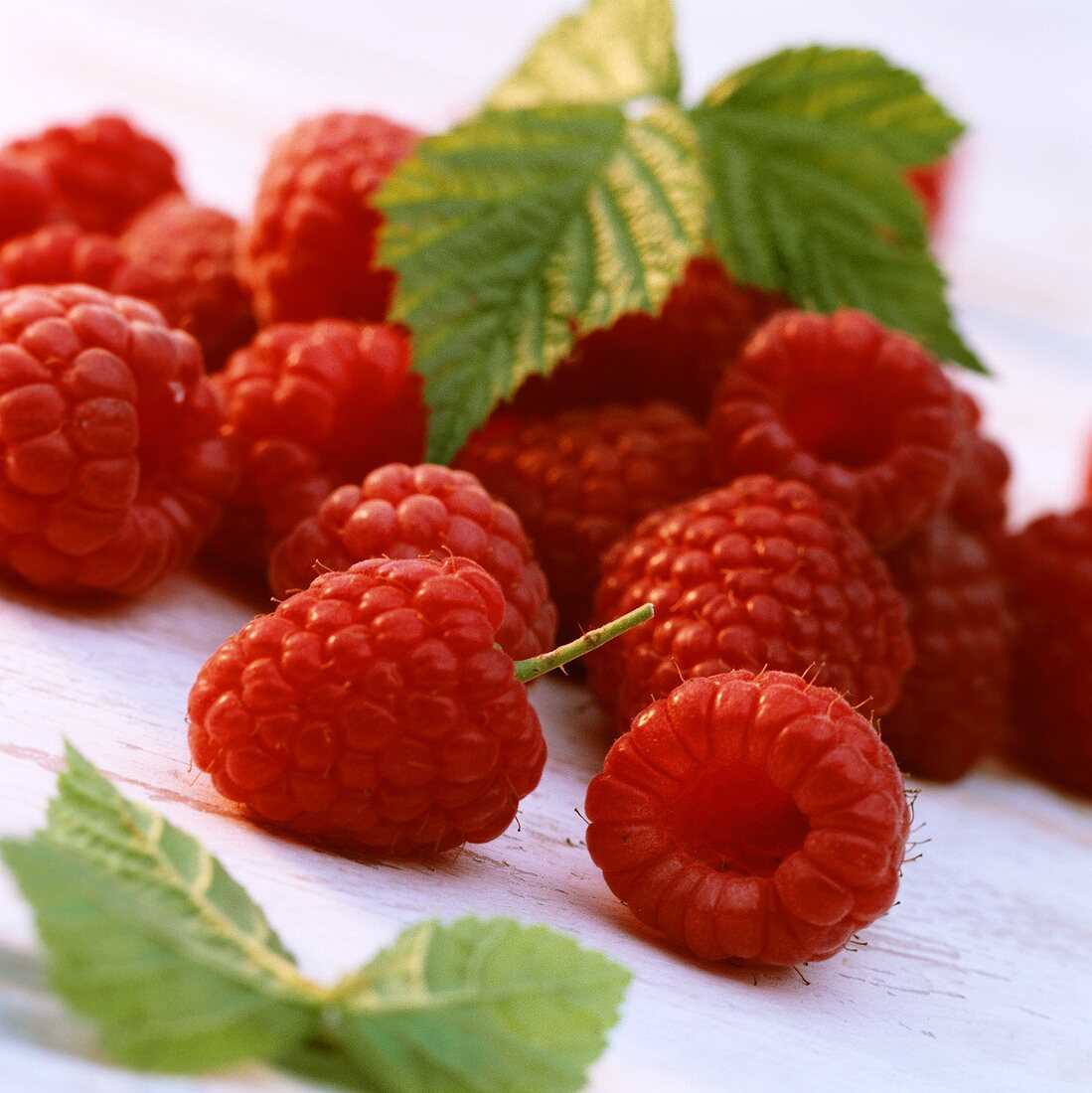 Himbeeren mit Blättern