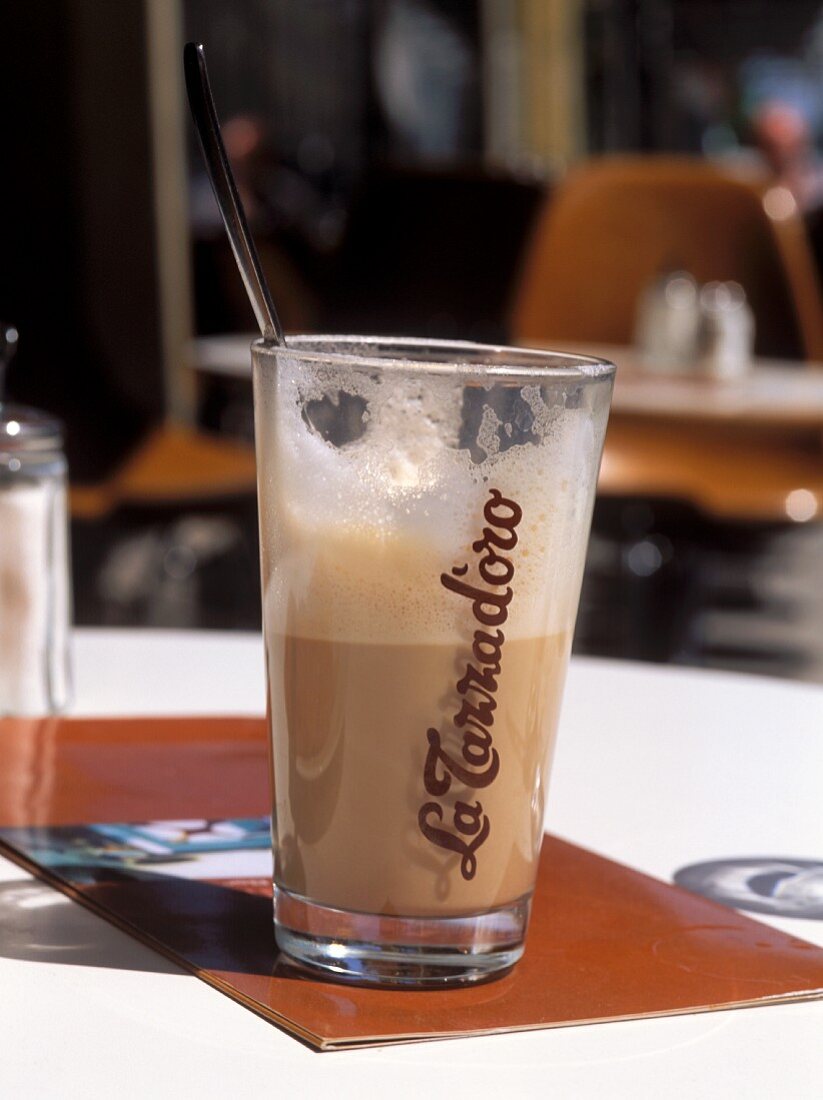 Latte Macchiato im Glas mit Aufschrift 'La Tazzadoro'