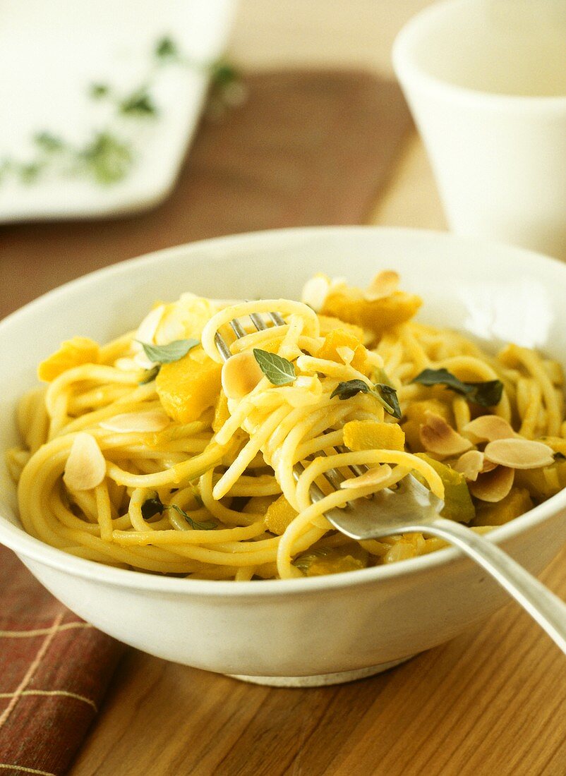 Spaghetti alla zucca (Spaghetti mit Kürbis & Mandelblättchen)