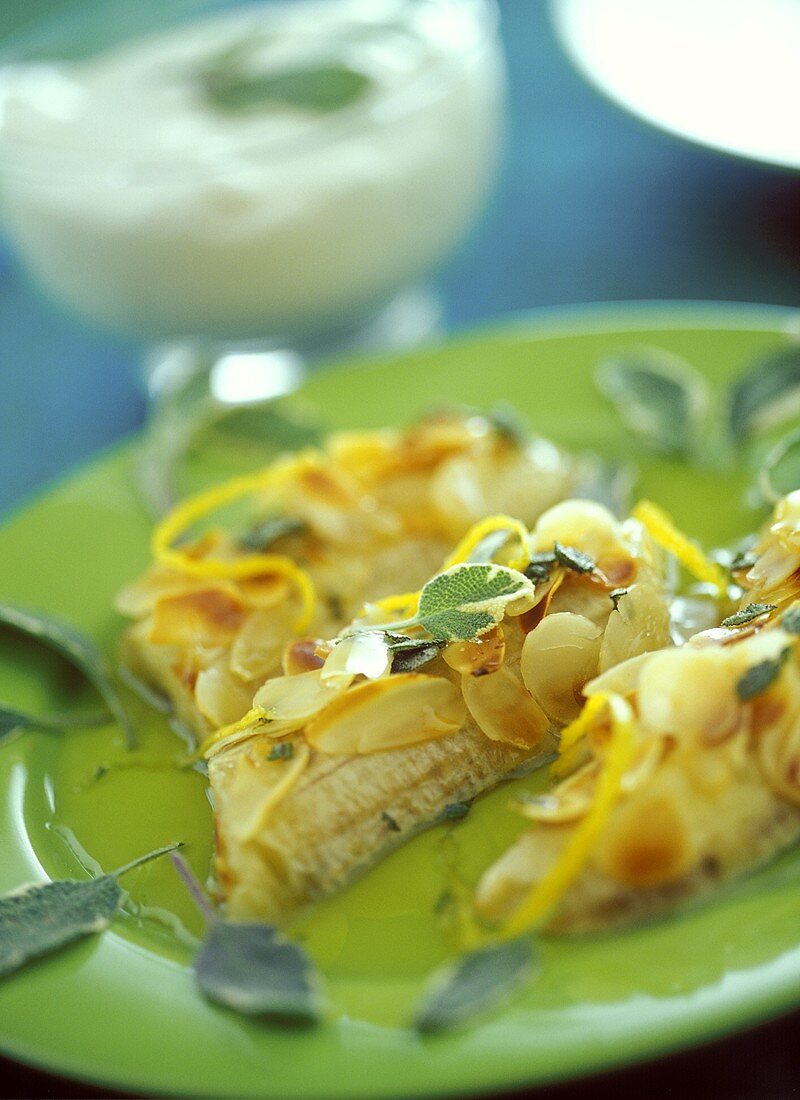 Baked bananas with flaked almonds and sage