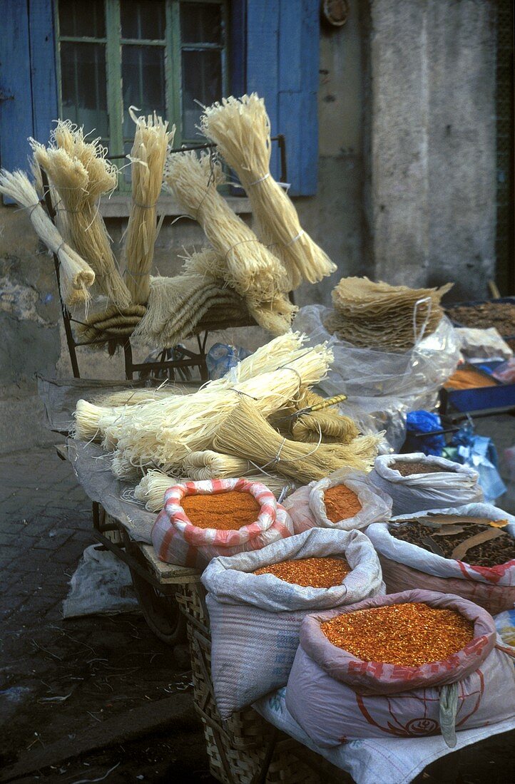 Chili und Glasnudeln aus Kartoffelstärke auf dem Markt; China