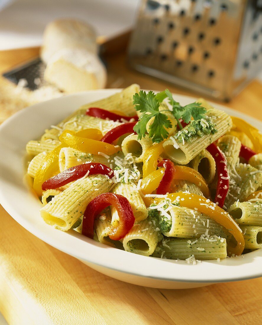 Rigatoni with parsley pesto and strips of pepper