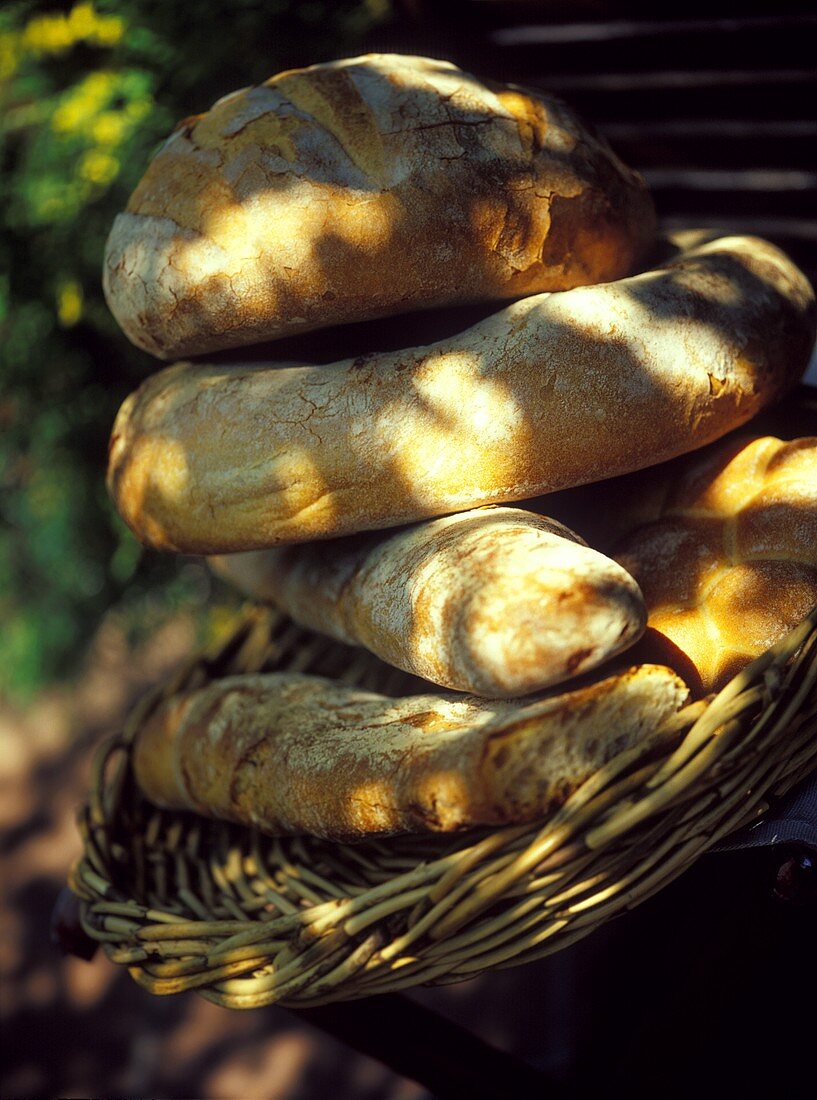 Italienische Brotsorten im Korb