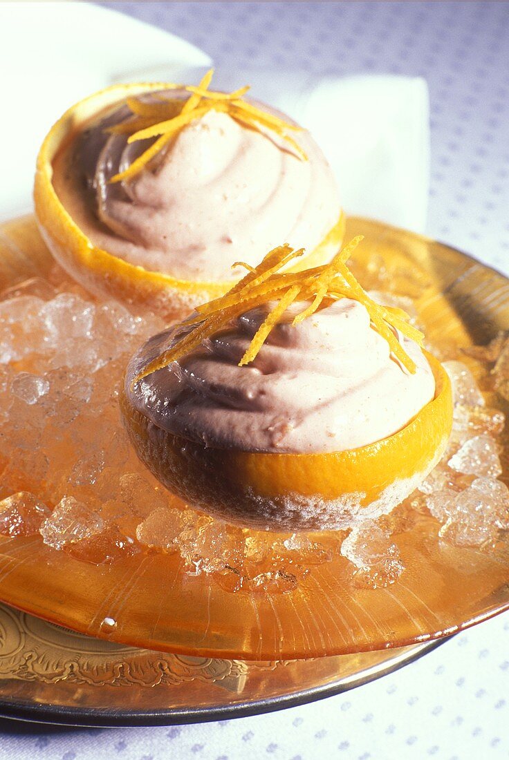 Eiskalte Orangencreme in ausgehöhlten Orangenschalen