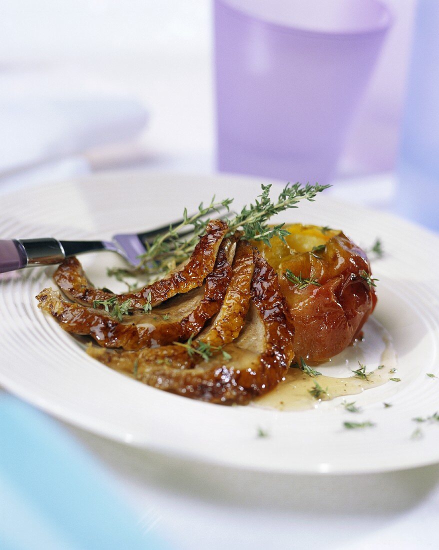 Schweinebraten mit Apfel und Kräutern