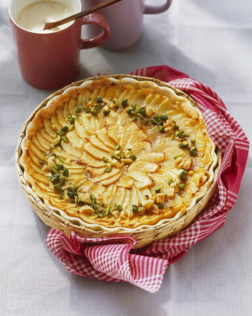 Apfel-Marzipan-Tarte mit Nüssen und Pistazien