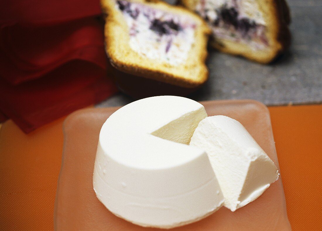 Ricotta, dahinter Panettone mit Ricottafüllung