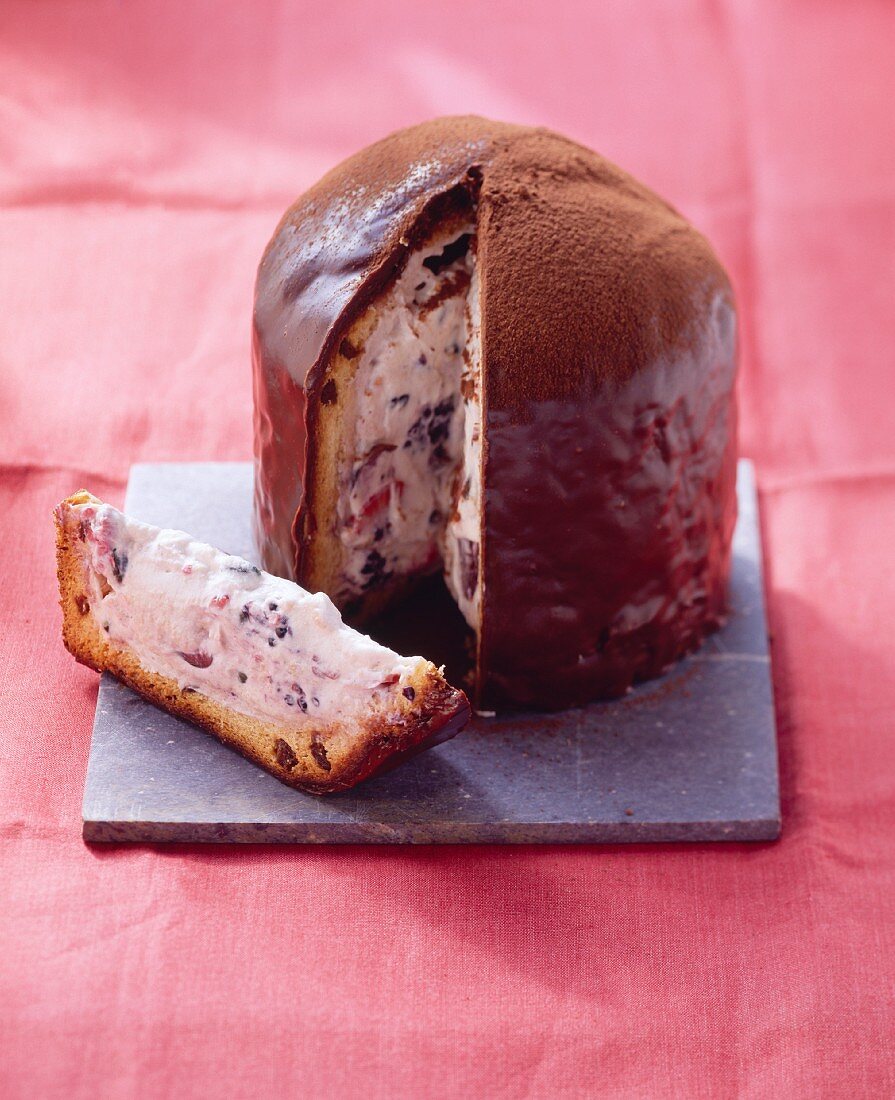 Panettone mit Schokoglasur und Ricotta-Rumtopf-Füllung