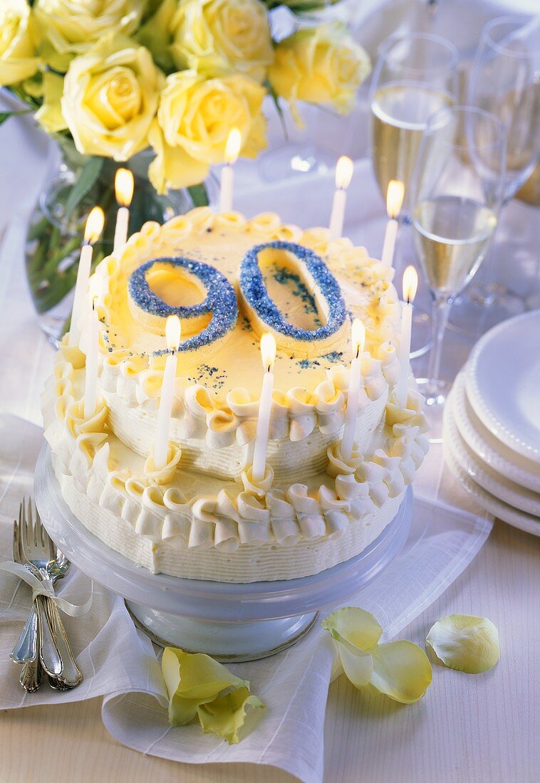 Zweistöckige Sahnetorte zum 90. Geburtstag