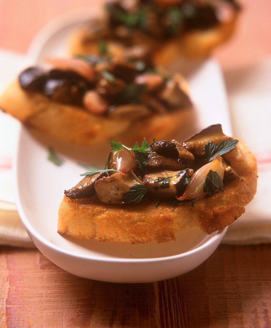 Crostini with chestnut mushrooms