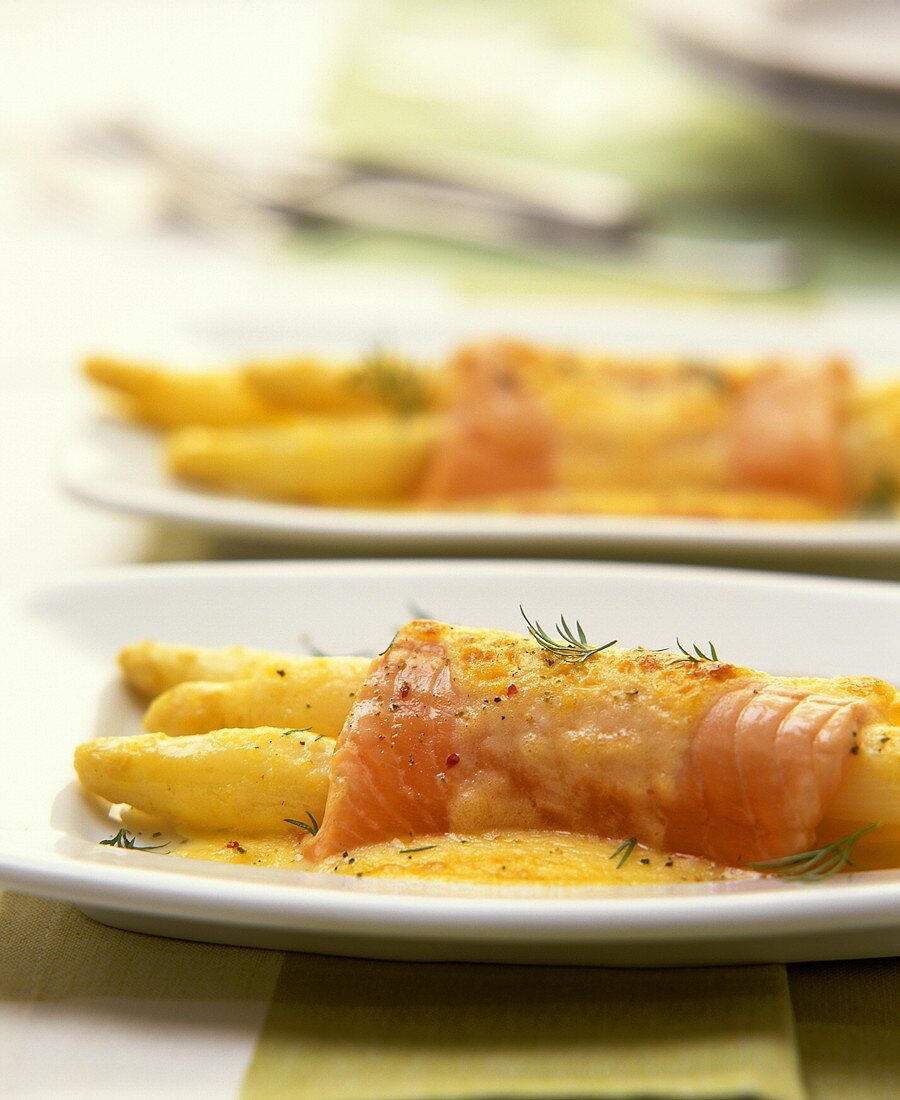 White asparagus gratin with salmon fillet