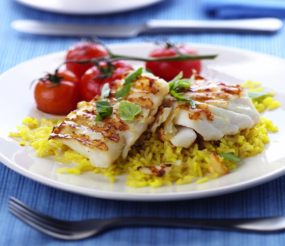 Fried haddock with curried rice and tomatoes