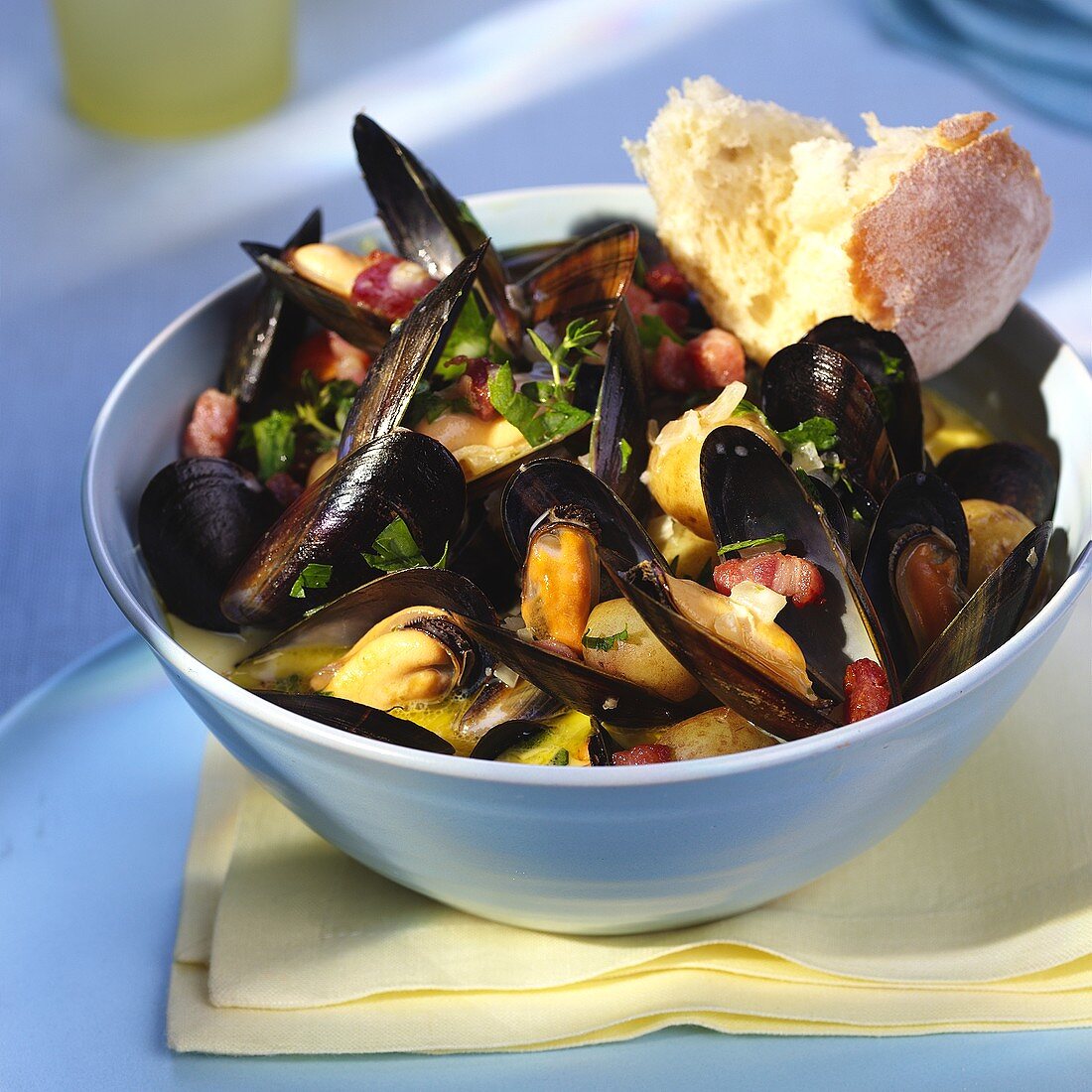 Mussels with diced bacon in cooking liquor