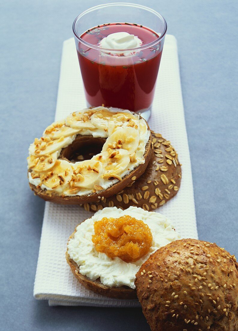 Sesame roll with apricot puree, banana bagel & vegetable juice
