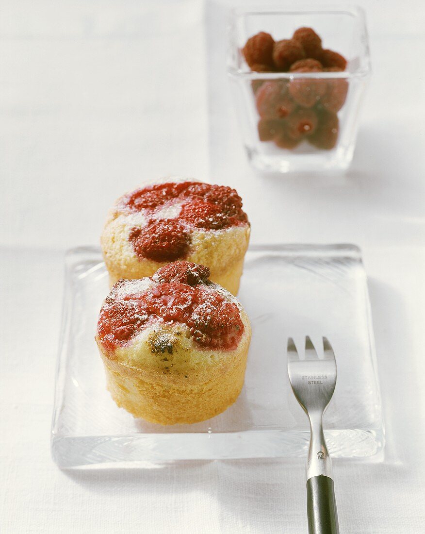 Zwei Himbeer-Muffins