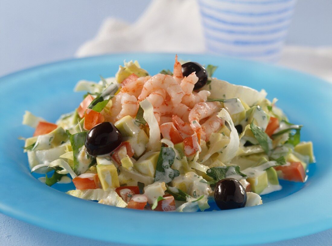 Chicorée-Rucola-Salat mit Avocado, Oliven und Shrimps