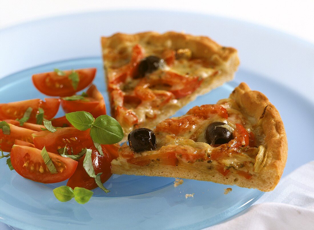 Zwei Stück Tomaten-Paprika-Pizza mit Oliven