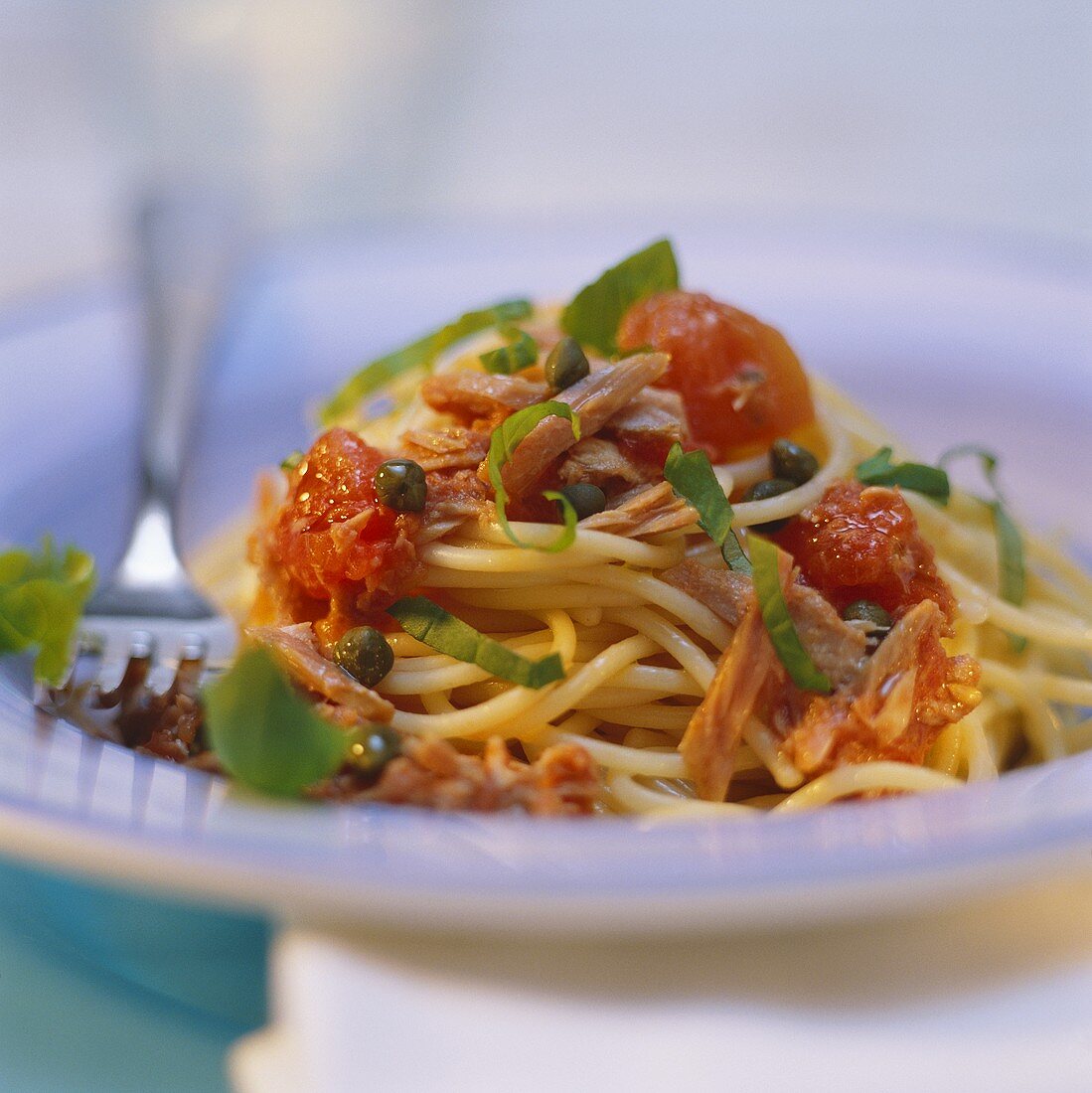 Spaghetti al tonno (Spaghetti mit Thunfisch-Tomaten-Sauce)